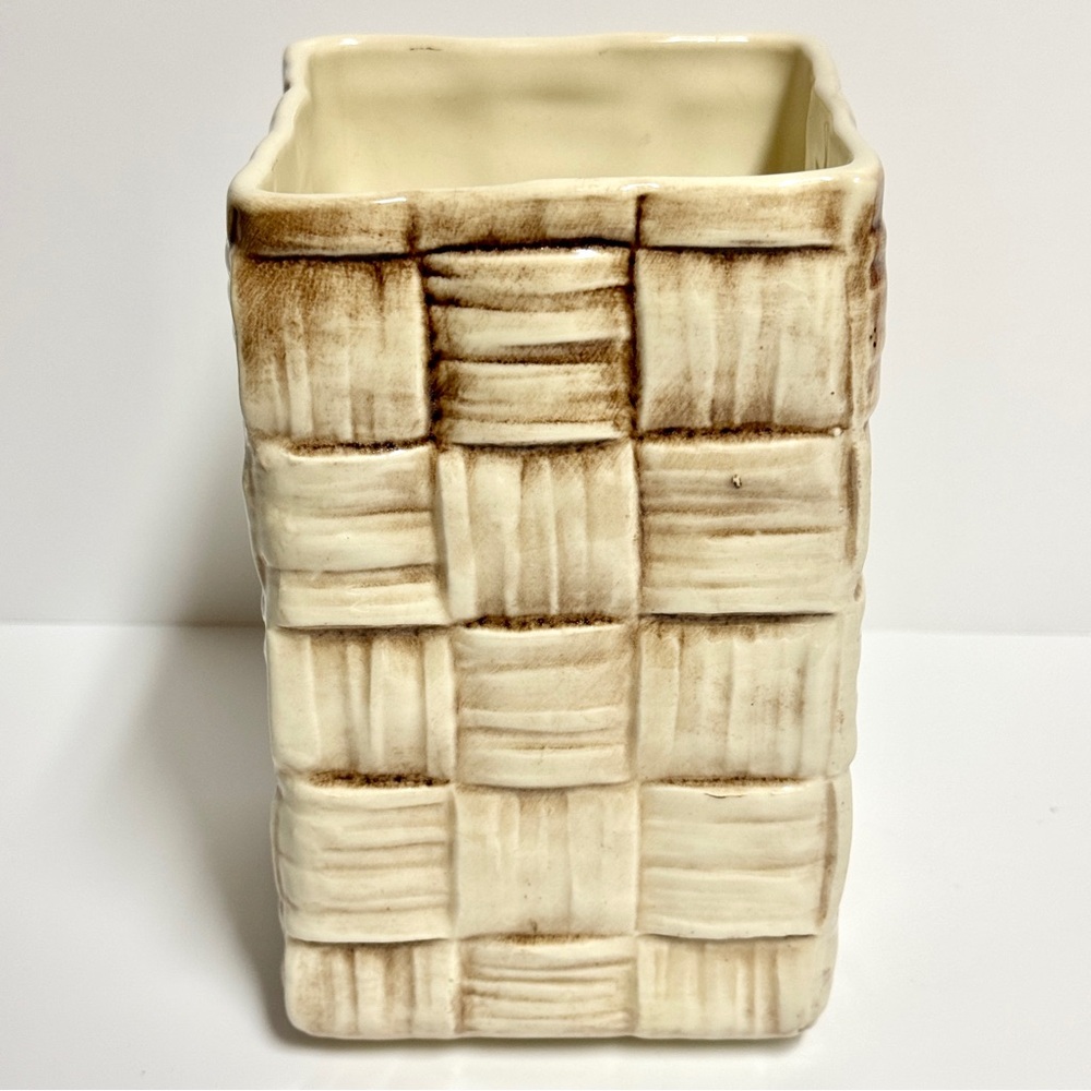 Vtg BASKETWEAVE Shawnee Pottery 842 USA Cottage Rectangular Flower Vase 7.25”
